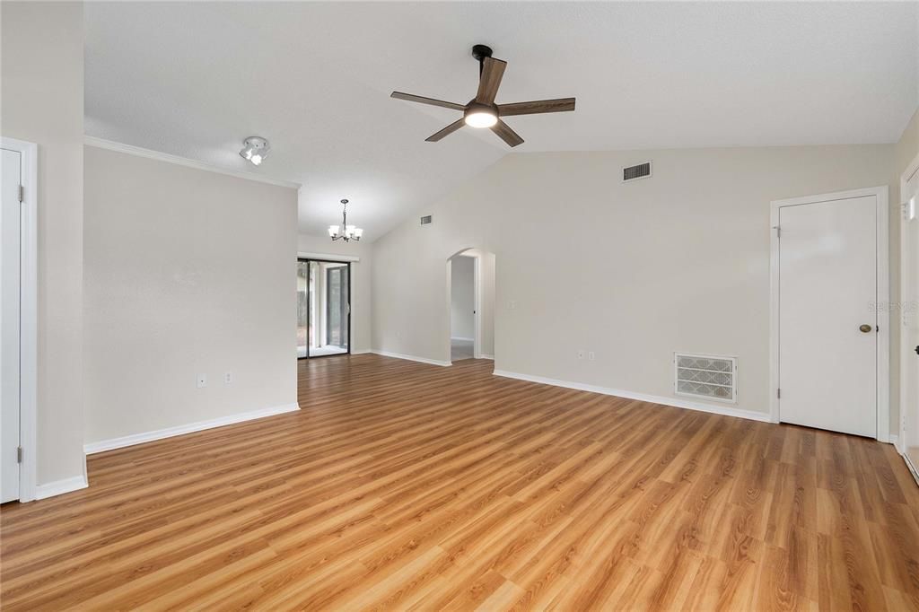 Activo con contrato: $224,900 (3 camas, 2 baños, 1215 Pies cuadrados)