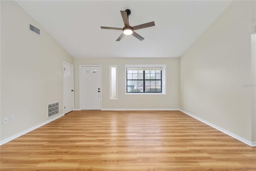 Activo con contrato: $224,900 (3 camas, 2 baños, 1215 Pies cuadrados)