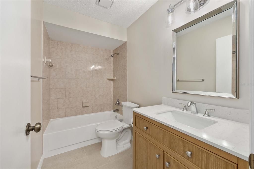 Activo con contrato: $224,900 (3 camas, 2 baños, 1215 Pies cuadrados)