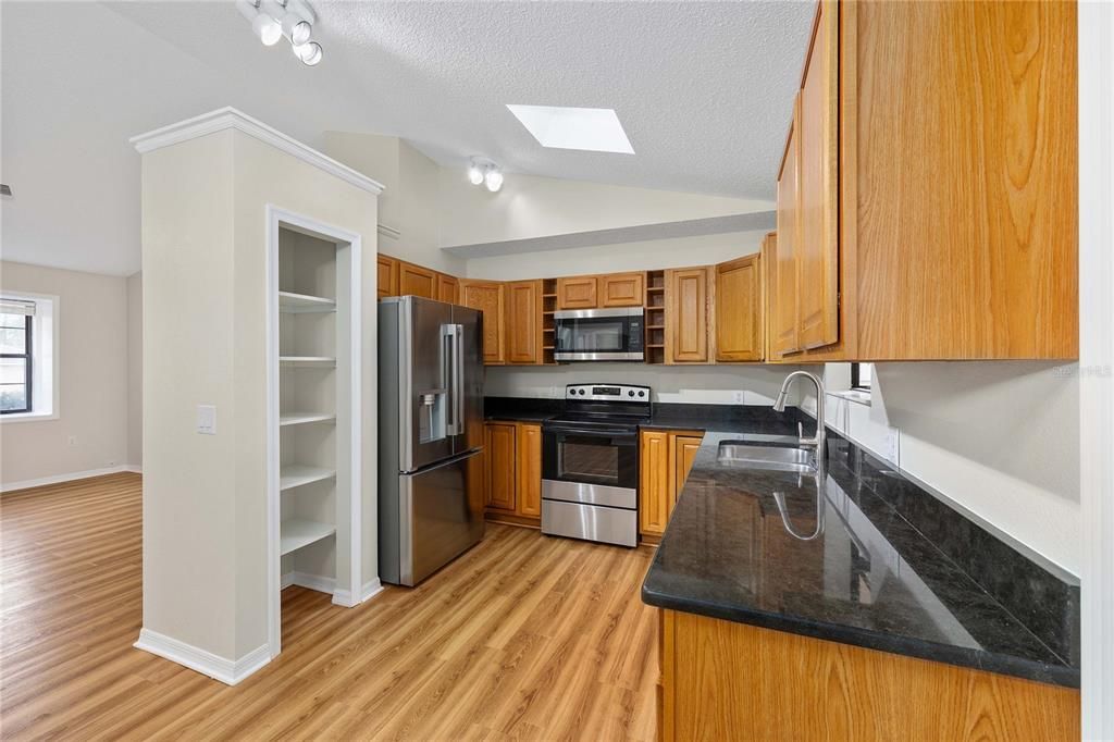 Activo con contrato: $224,900 (3 camas, 2 baños, 1215 Pies cuadrados)