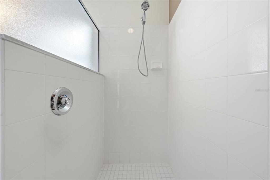 Под контрактом: $334,999 (3 спален, 2 ванн, 1766 Квадратных фут)
