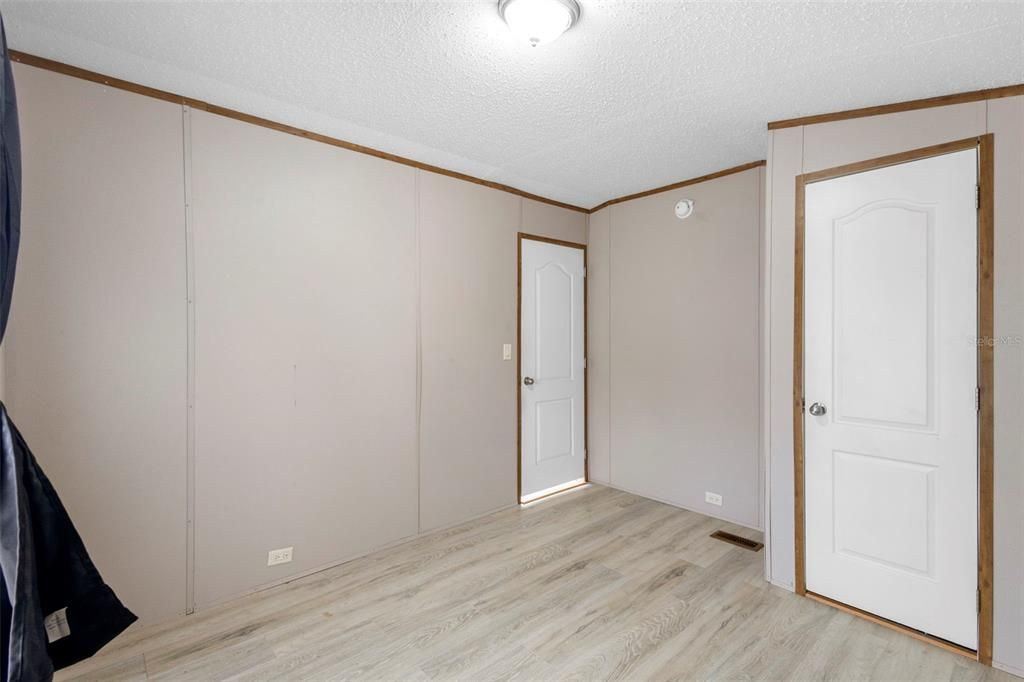 Active With Contract: $235,000 (3 beds, 2 baths, 1200 Square Feet)