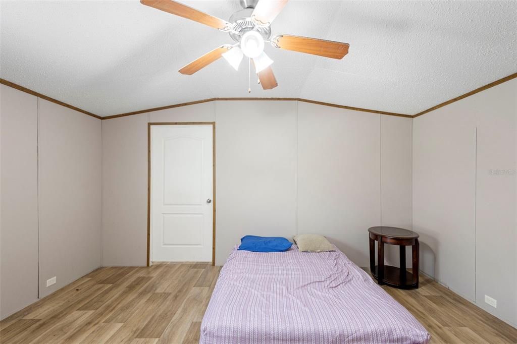 Active With Contract: $235,000 (3 beds, 2 baths, 1200 Square Feet)