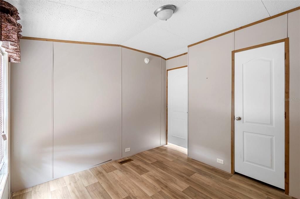 Active With Contract: $235,000 (3 beds, 2 baths, 1200 Square Feet)