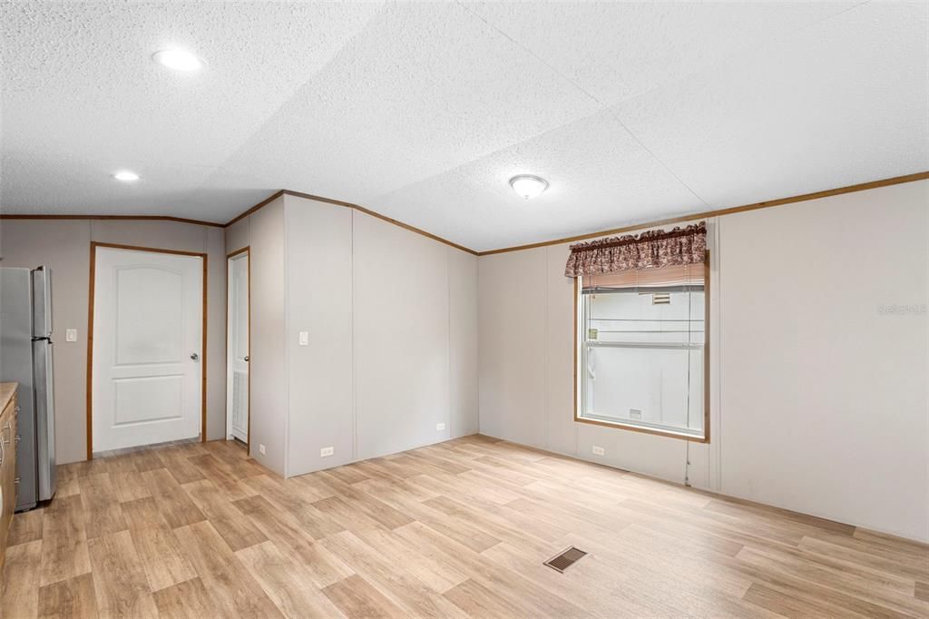 Active With Contract: $235,000 (3 beds, 2 baths, 1200 Square Feet)