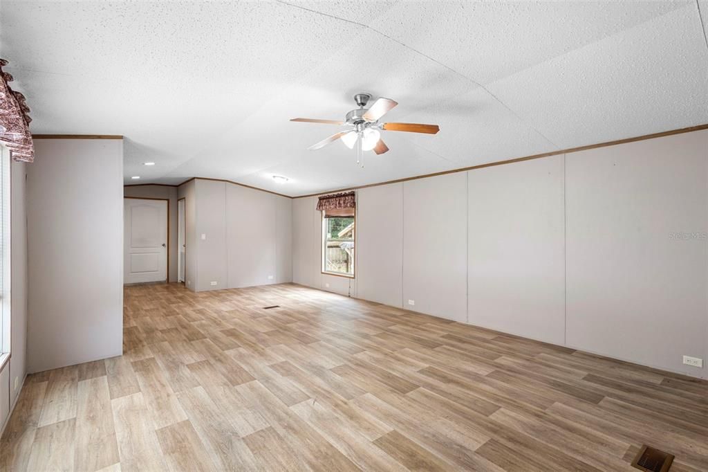 Active With Contract: $235,000 (3 beds, 2 baths, 1200 Square Feet)