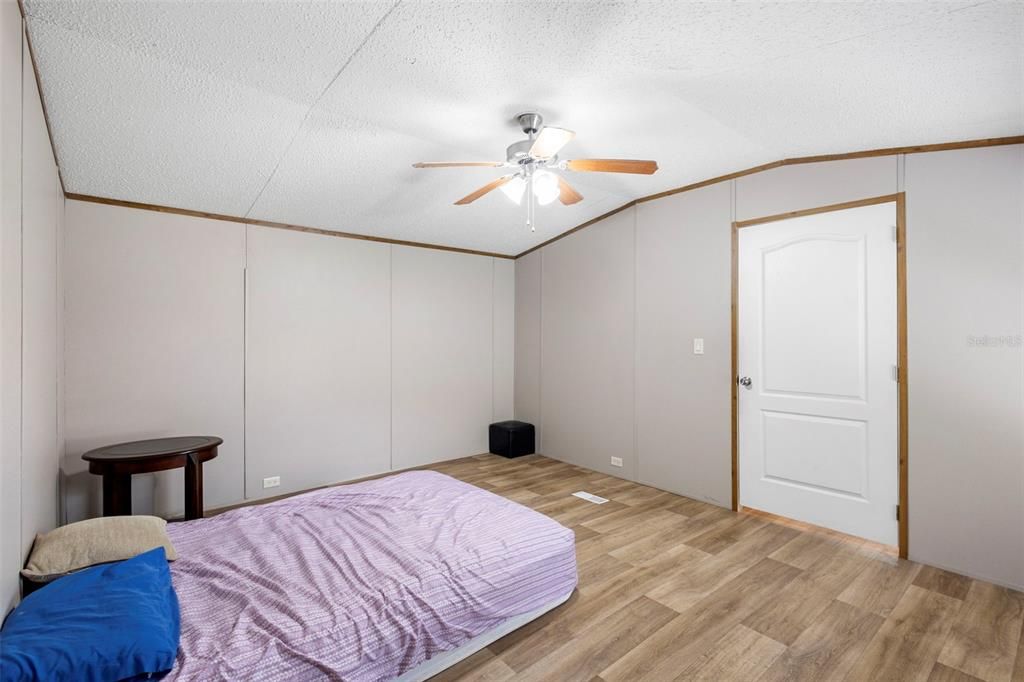 Active With Contract: $235,000 (3 beds, 2 baths, 1200 Square Feet)