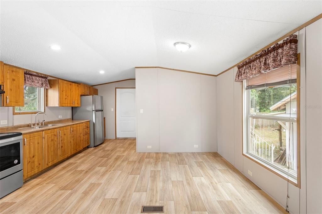 Active With Contract: $235,000 (3 beds, 2 baths, 1200 Square Feet)