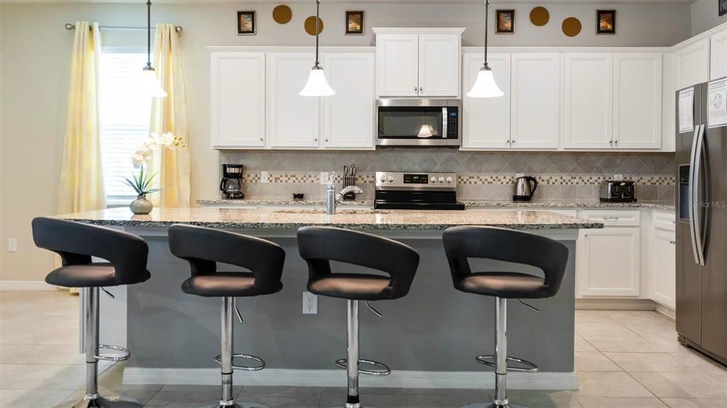 Под контрактом: $680,000 (8 спален, 6 ванн, 4041 Квадратных фут)