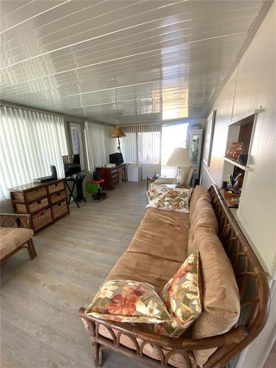 Active With Contract: $119,000 (2 beds, 1 baths, 790 Square Feet)