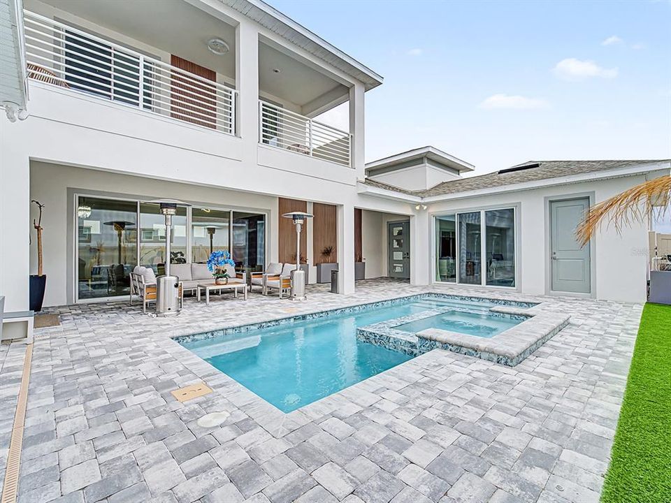 For Sale: $1,250,000 (6 beds, 4 baths, 3433 Square Feet)