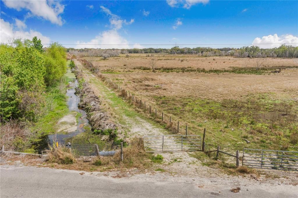 На продажу: $1,100,000 (52.52 acres)