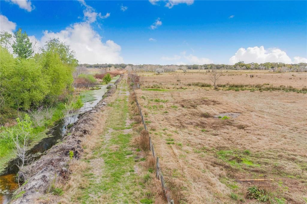 На продажу: $1,100,000 (52.52 acres)