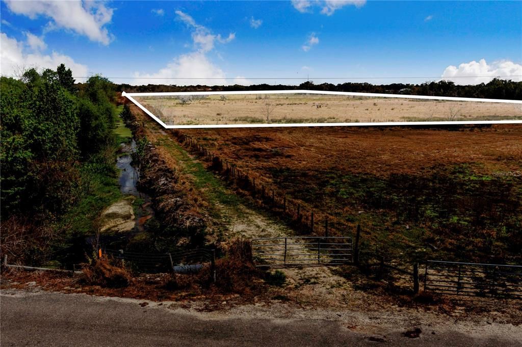 На продажу: $1,100,000 (52.52 acres)