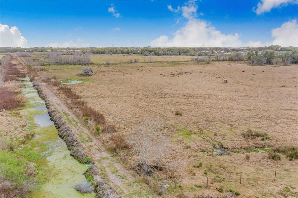 На продажу: $1,100,000 (52.52 acres)