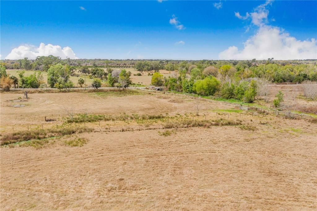 На продажу: $1,100,000 (52.52 acres)