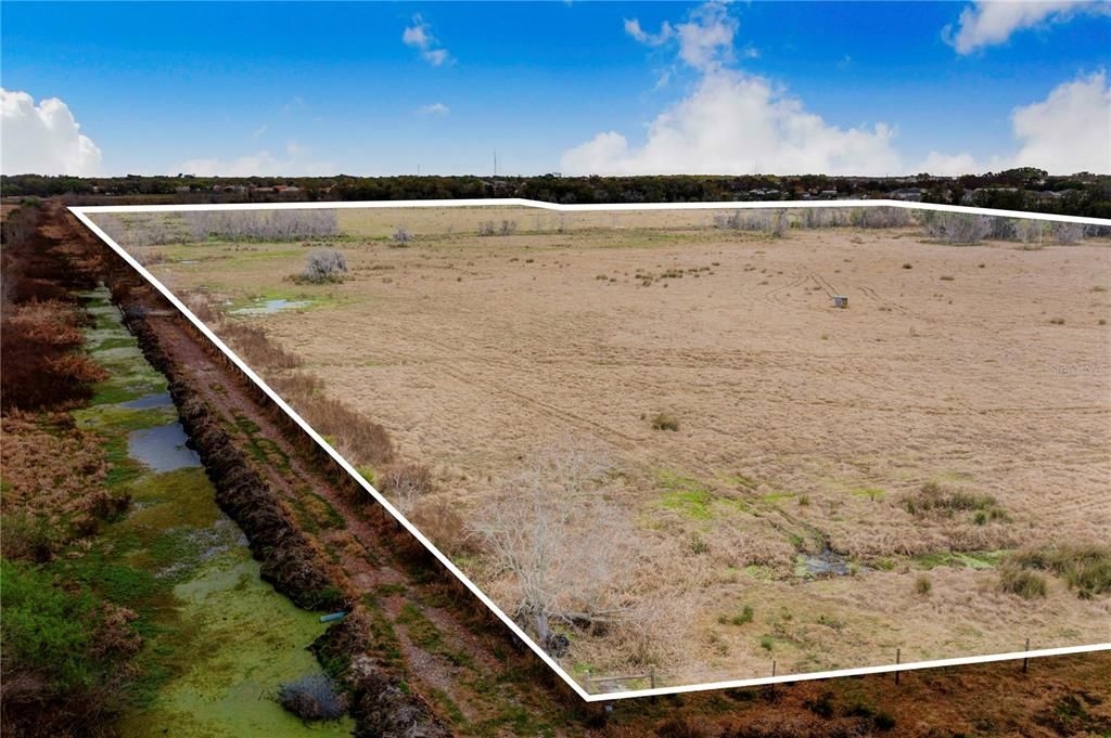 На продажу: $1,100,000 (52.52 acres)