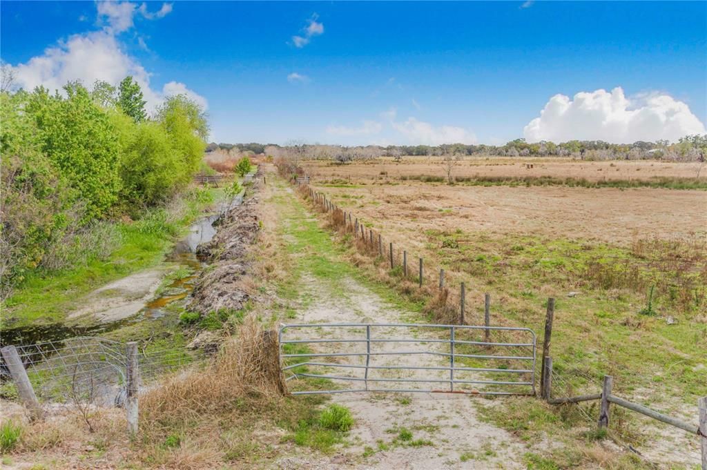 На продажу: $1,100,000 (52.52 acres)