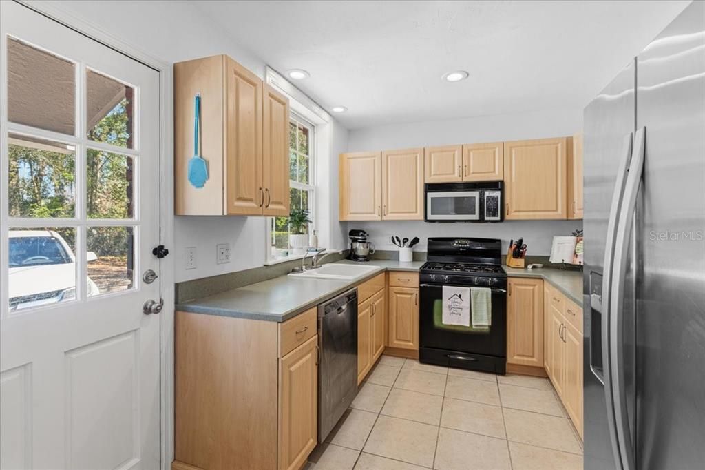 For Sale: $298,500 (3 beds, 3 baths, 1944 Square Feet)
