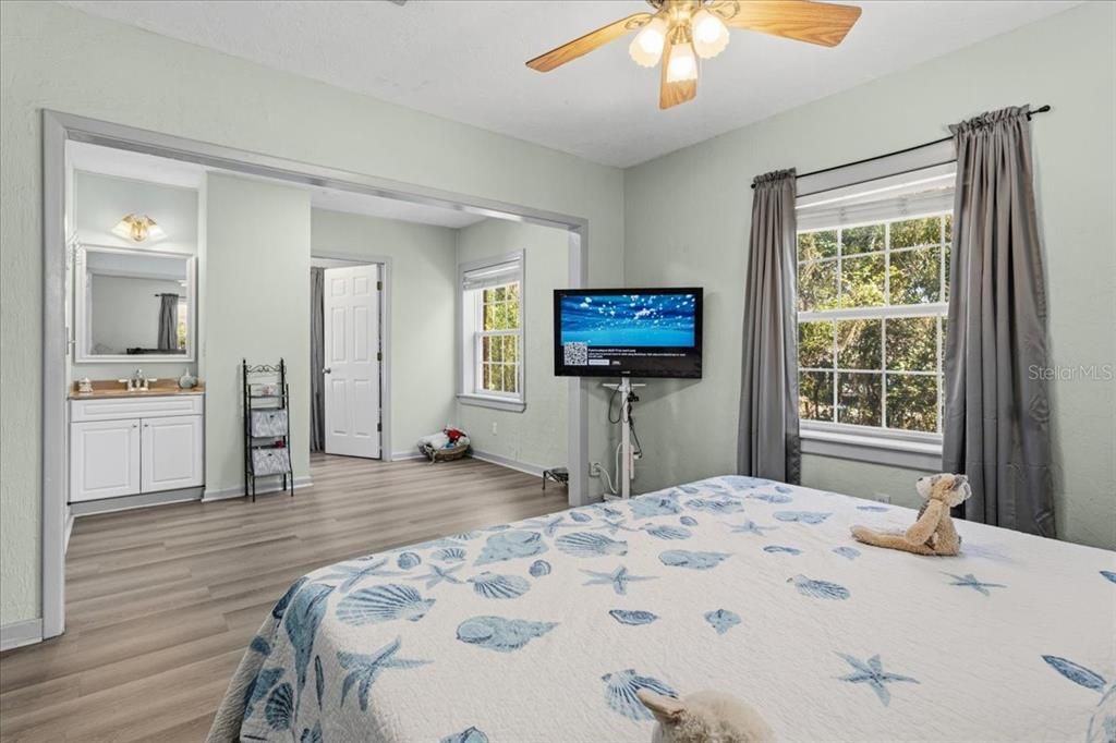 For Sale: $298,500 (3 beds, 3 baths, 1944 Square Feet)