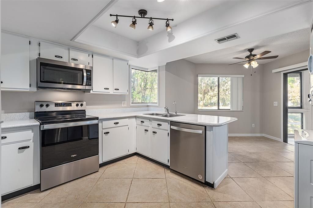For Sale: $174,900 (2 beds, 2 baths, 1177 Square Feet)