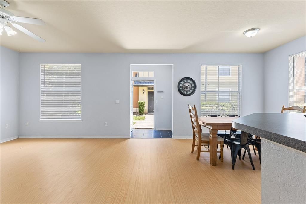 Activo con contrato: $199,900 (2 camas, 2 baños, 1077 Pies cuadrados)