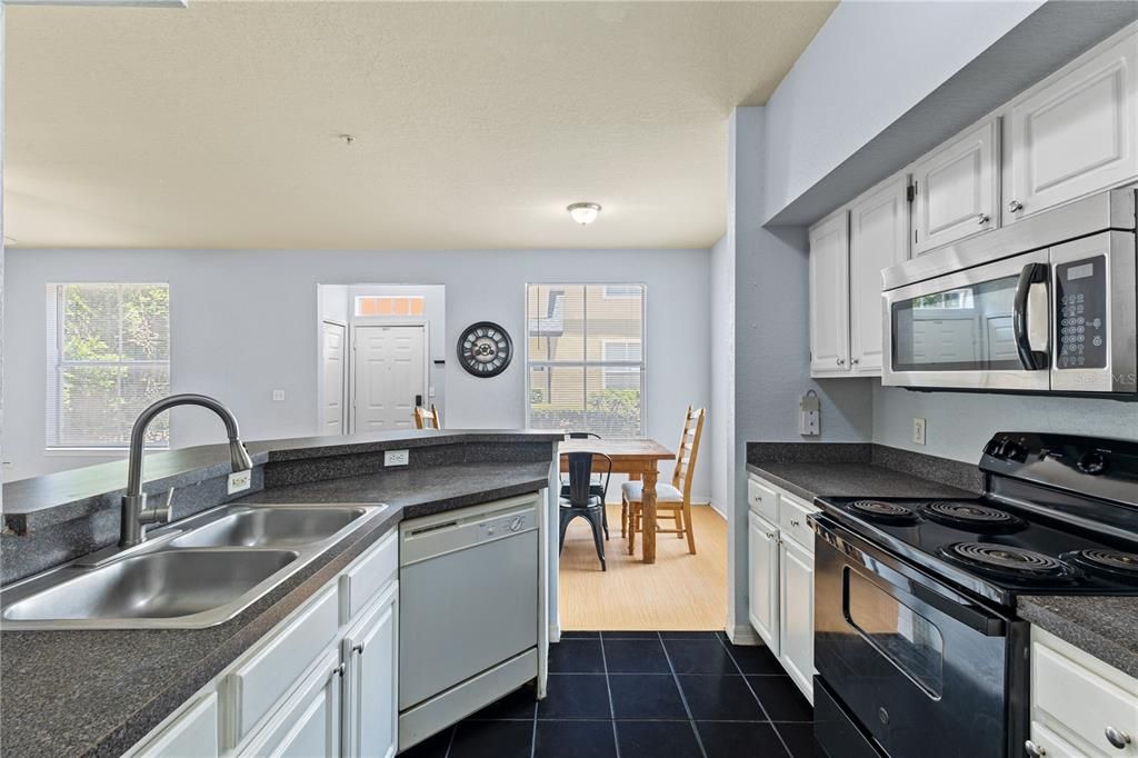 Activo con contrato: $199,900 (2 camas, 2 baños, 1077 Pies cuadrados)