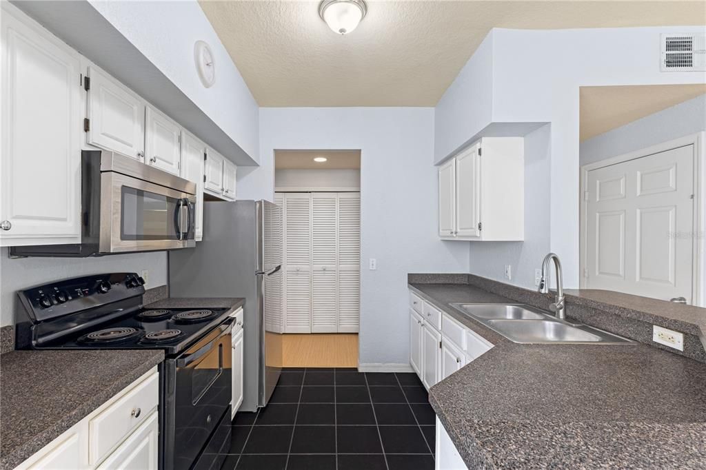 Activo con contrato: $199,900 (2 camas, 2 baños, 1077 Pies cuadrados)