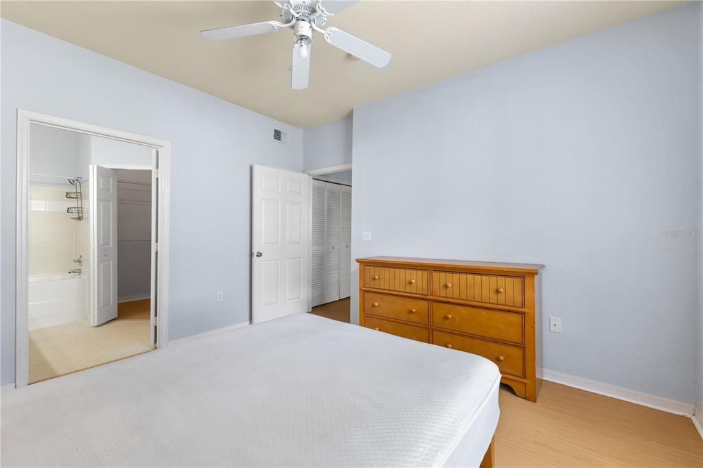 Activo con contrato: $199,900 (2 camas, 2 baños, 1077 Pies cuadrados)