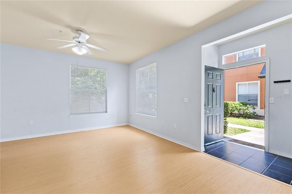 Activo con contrato: $199,900 (2 camas, 2 baños, 1077 Pies cuadrados)