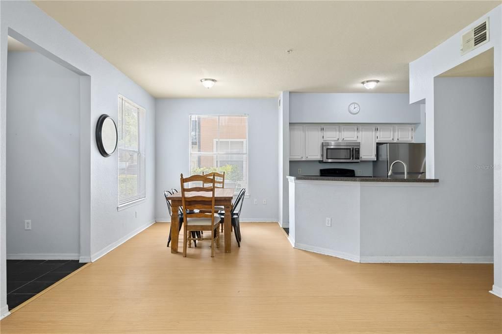 Activo con contrato: $199,900 (2 camas, 2 baños, 1077 Pies cuadrados)