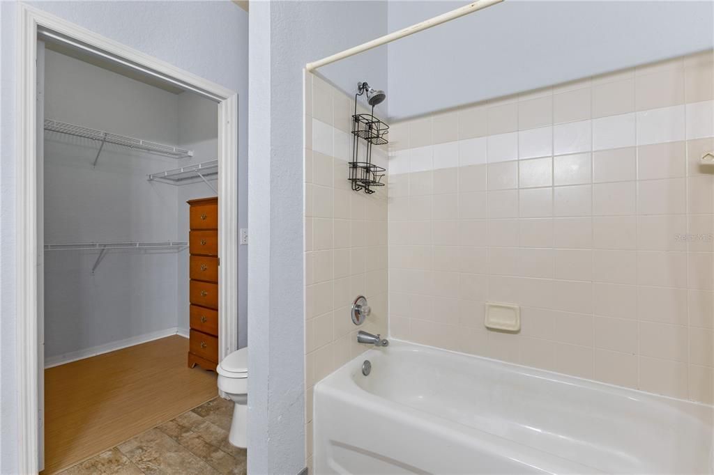 Activo con contrato: $199,900 (2 camas, 2 baños, 1077 Pies cuadrados)