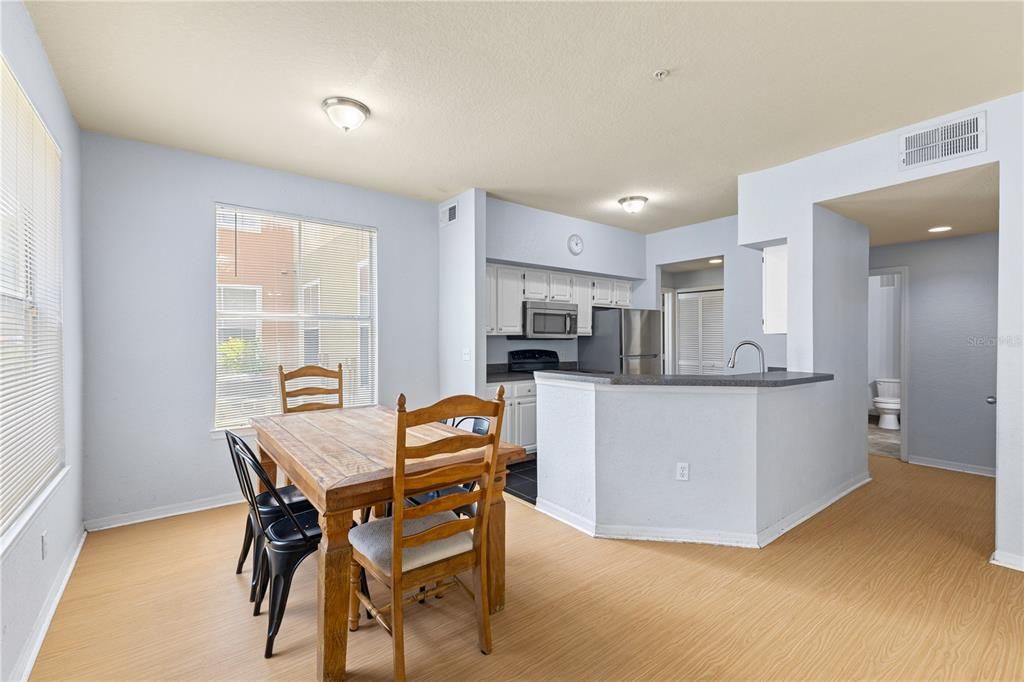 Activo con contrato: $199,900 (2 camas, 2 baños, 1077 Pies cuadrados)