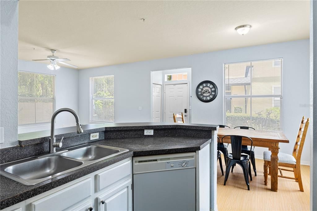 Activo con contrato: $199,900 (2 camas, 2 baños, 1077 Pies cuadrados)