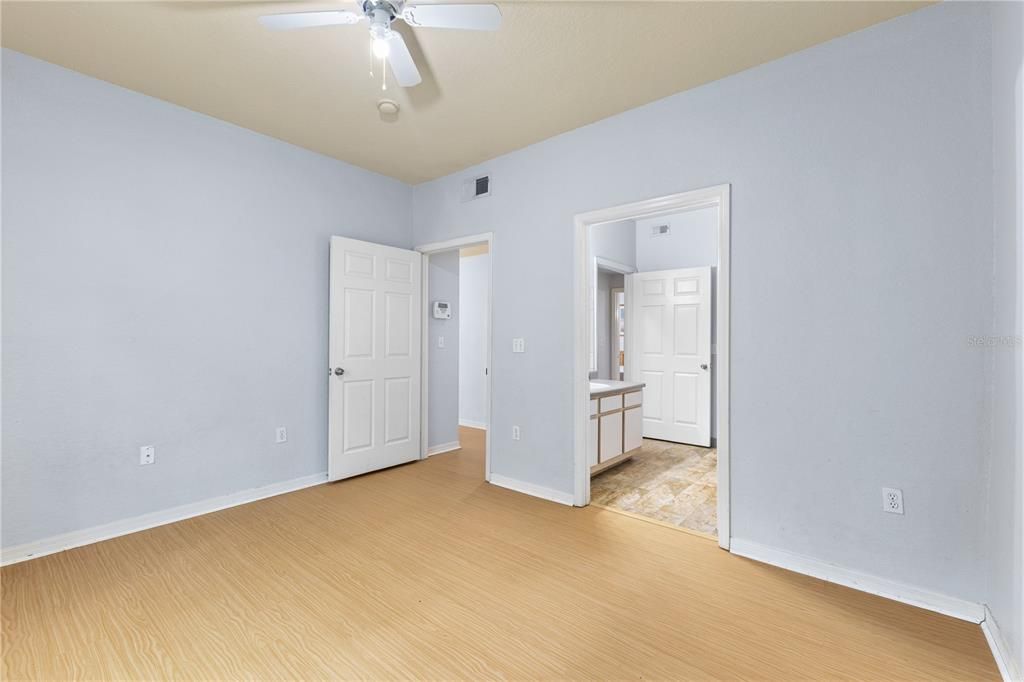 Activo con contrato: $199,900 (2 camas, 2 baños, 1077 Pies cuadrados)