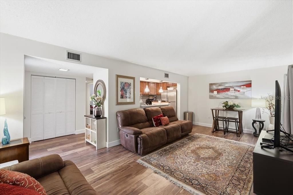 For Sale: $172,000 (2 beds, 2 baths, 897 Square Feet)