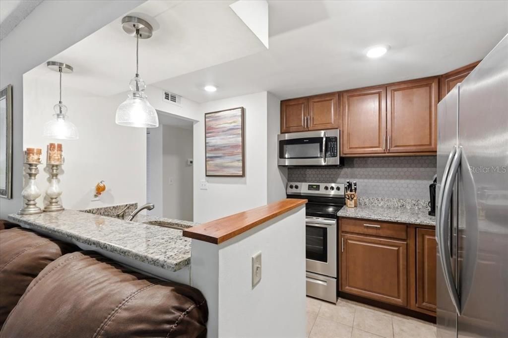 For Sale: $172,000 (2 beds, 2 baths, 897 Square Feet)