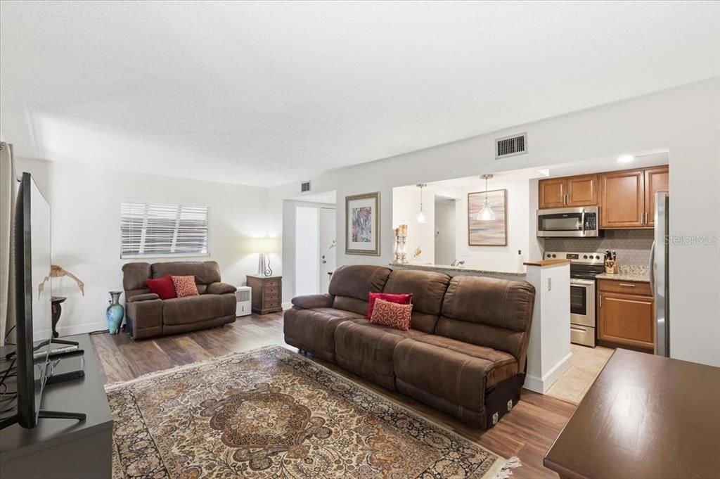 For Sale: $172,000 (2 beds, 2 baths, 897 Square Feet)