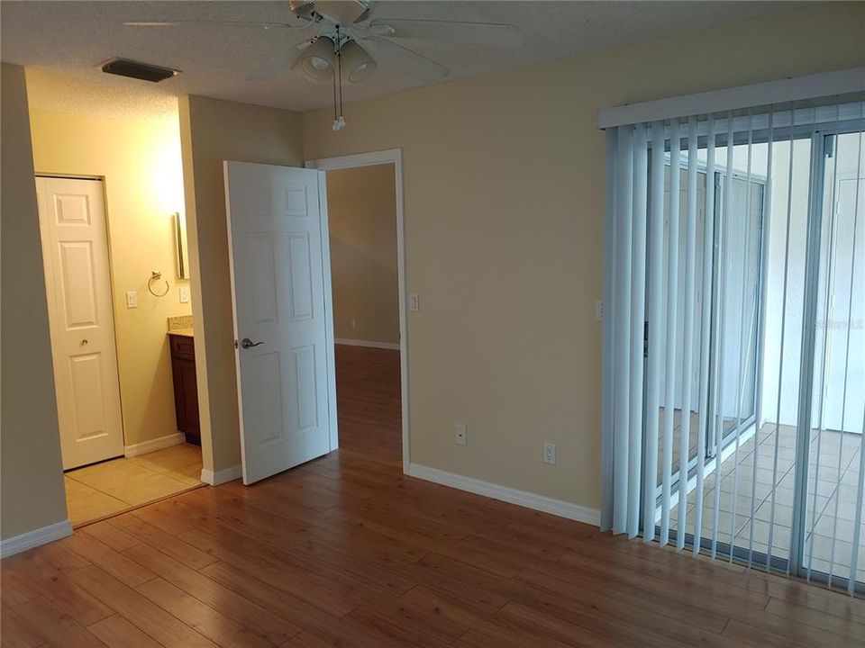 合同活跃: $1,975 (2 贝兹, 2 浴室, 1036 平方英尺)