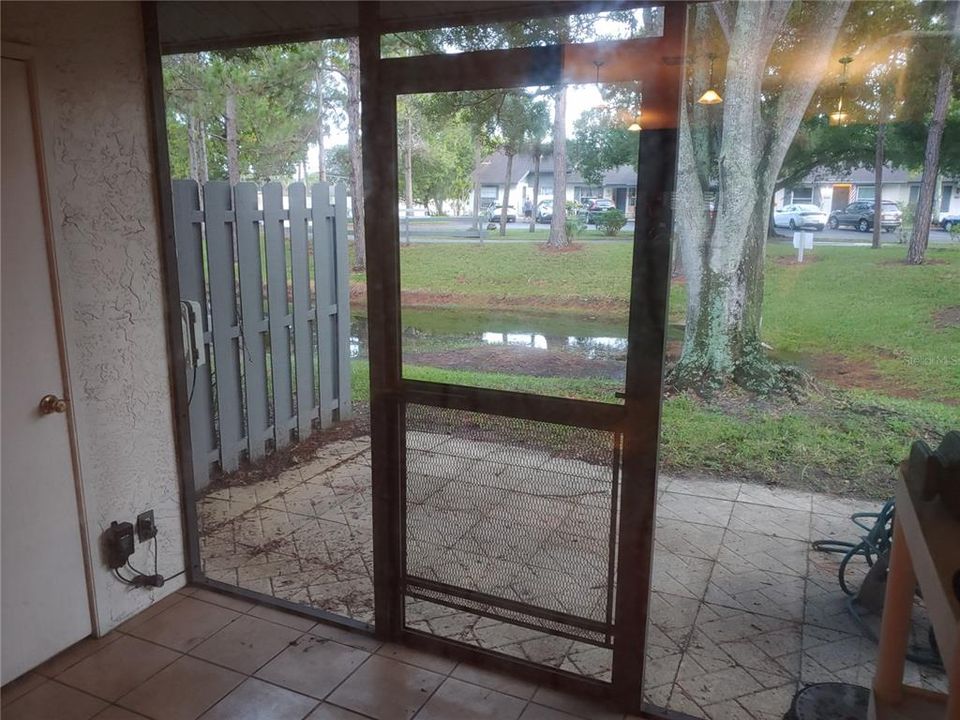 合同活跃: $1,975 (2 贝兹, 2 浴室, 1036 平方英尺)