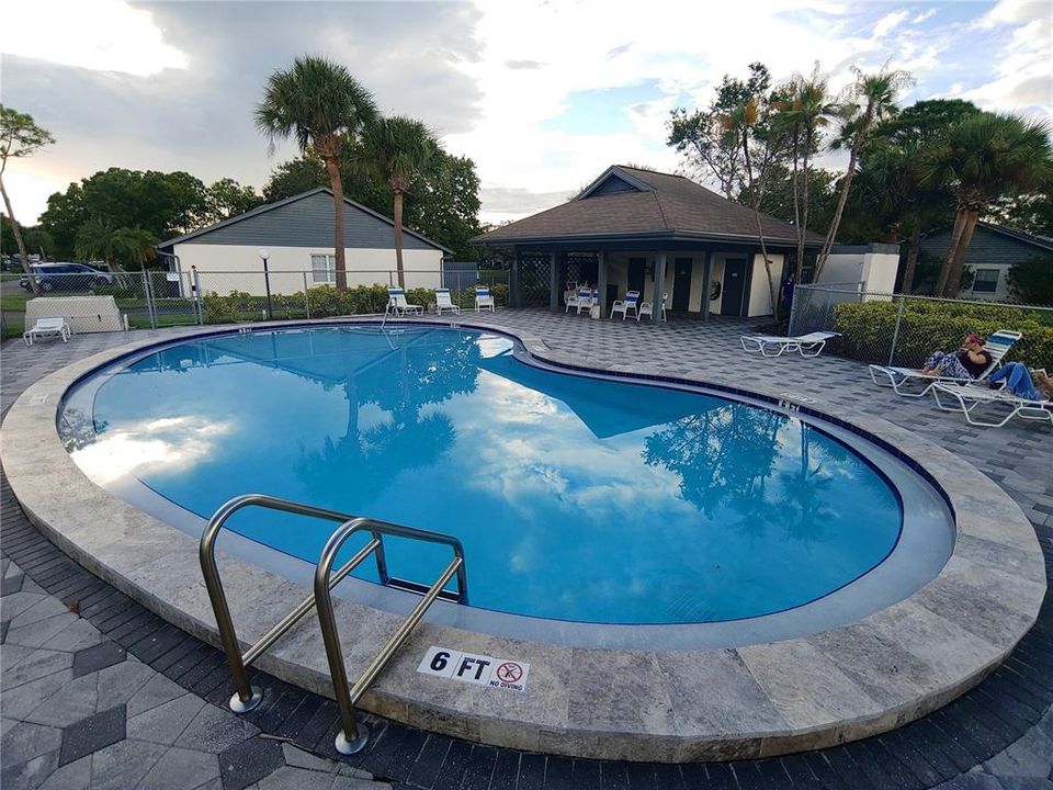 合同活跃: $1,975 (2 贝兹, 2 浴室, 1036 平方英尺)