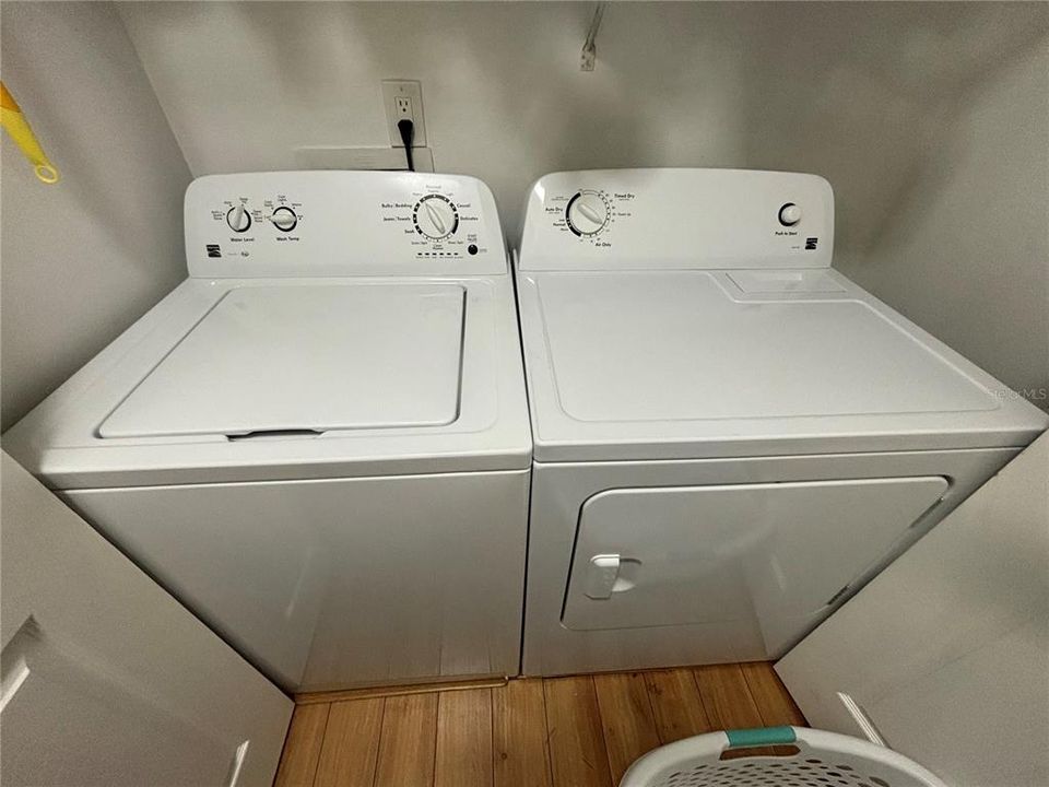 合同活跃: $1,975 (2 贝兹, 2 浴室, 1036 平方英尺)