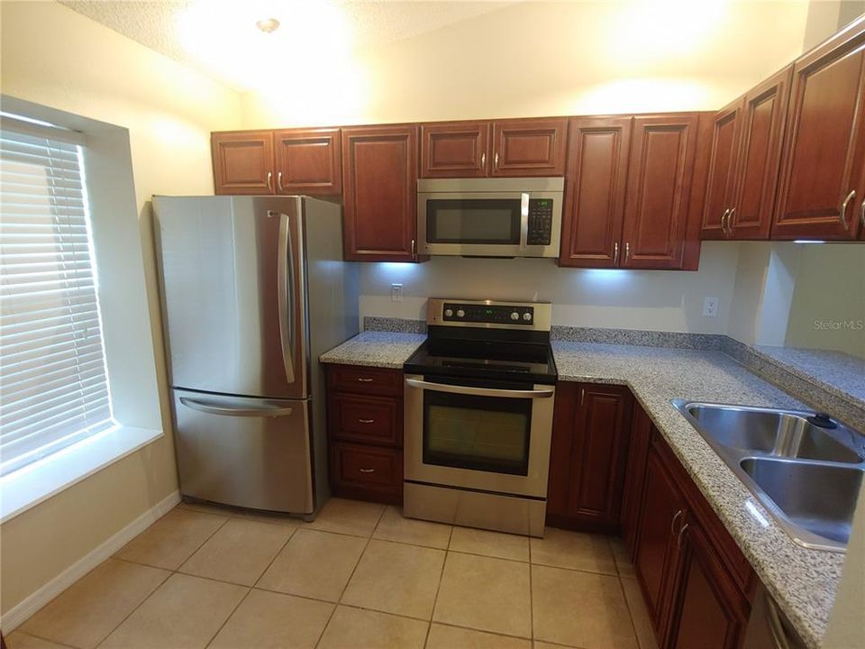 合同活跃: $1,975 (2 贝兹, 2 浴室, 1036 平方英尺)