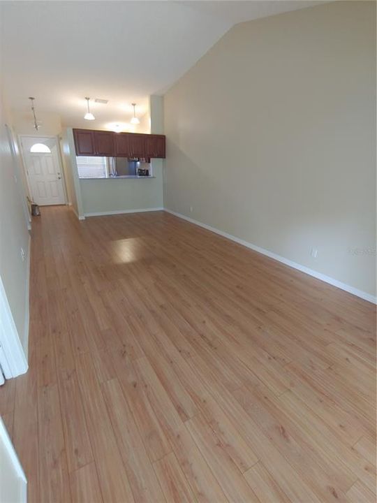 合同活跃: $1,975 (2 贝兹, 2 浴室, 1036 平方英尺)