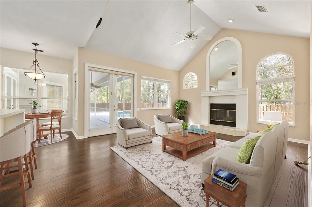 Activo con contrato: $559,000 (4 camas, 2 baños, 2330 Pies cuadrados)