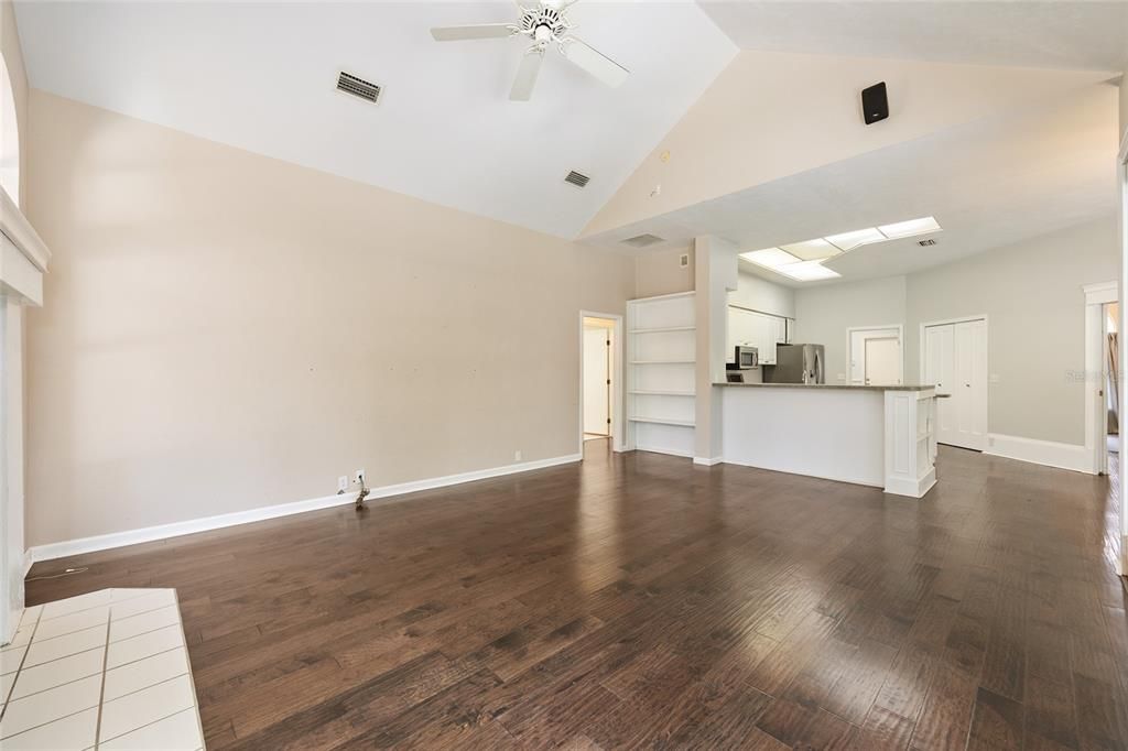 Activo con contrato: $559,000 (4 camas, 2 baños, 2330 Pies cuadrados)