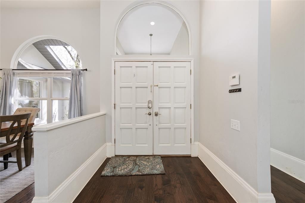 Activo con contrato: $559,000 (4 camas, 2 baños, 2330 Pies cuadrados)