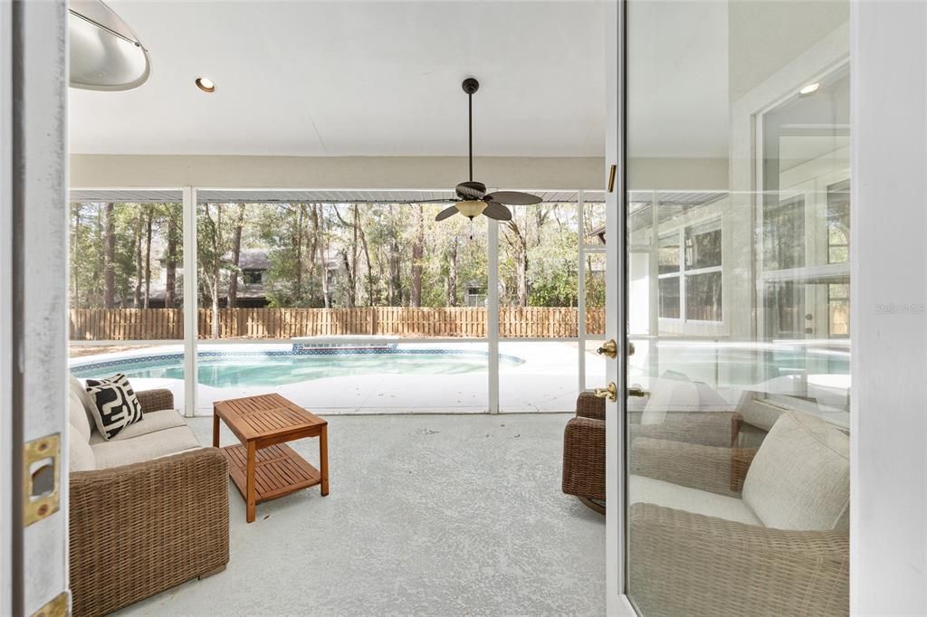 Activo con contrato: $559,000 (4 camas, 2 baños, 2330 Pies cuadrados)