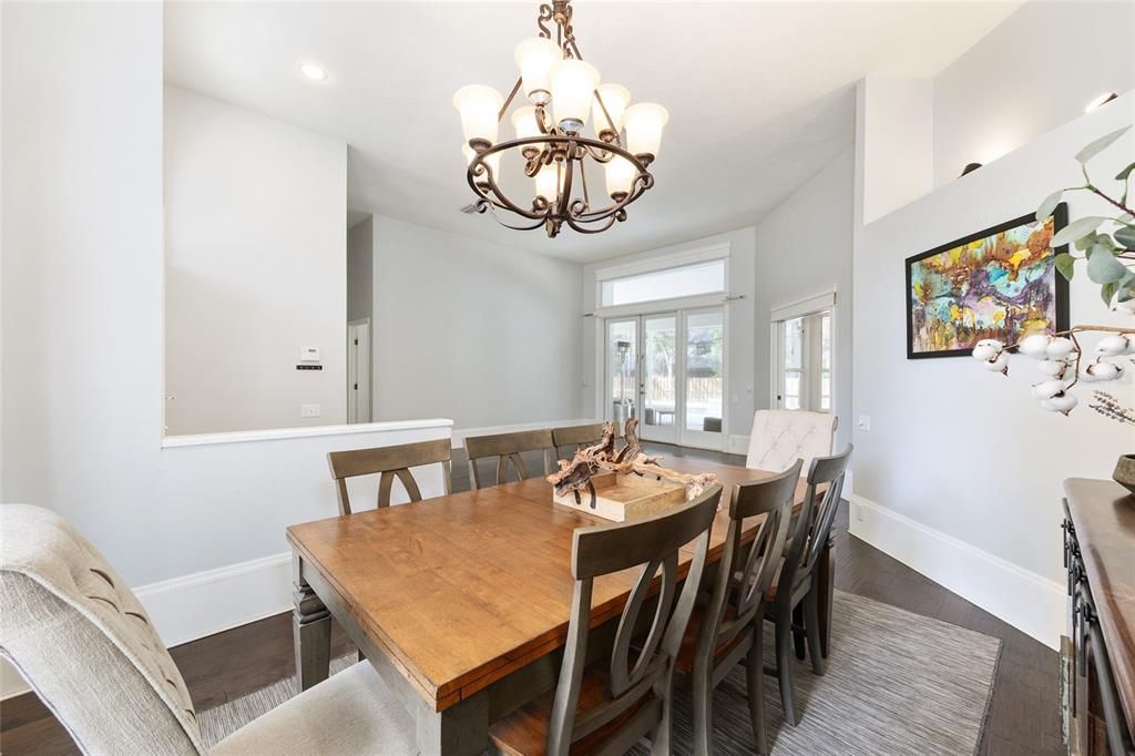 Activo con contrato: $559,000 (4 camas, 2 baños, 2330 Pies cuadrados)