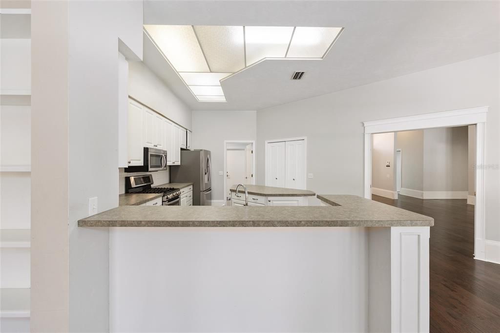 Activo con contrato: $559,000 (4 camas, 2 baños, 2330 Pies cuadrados)